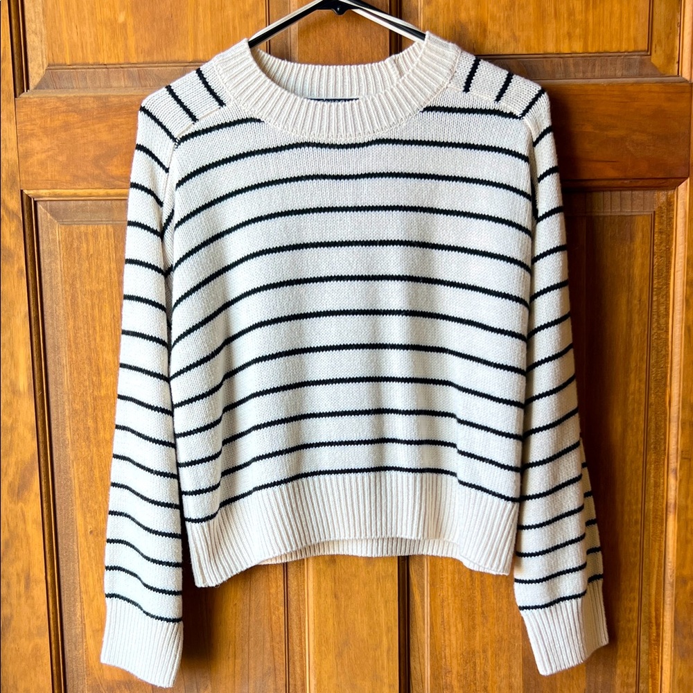 TAHARI women’s sweater. Size S.